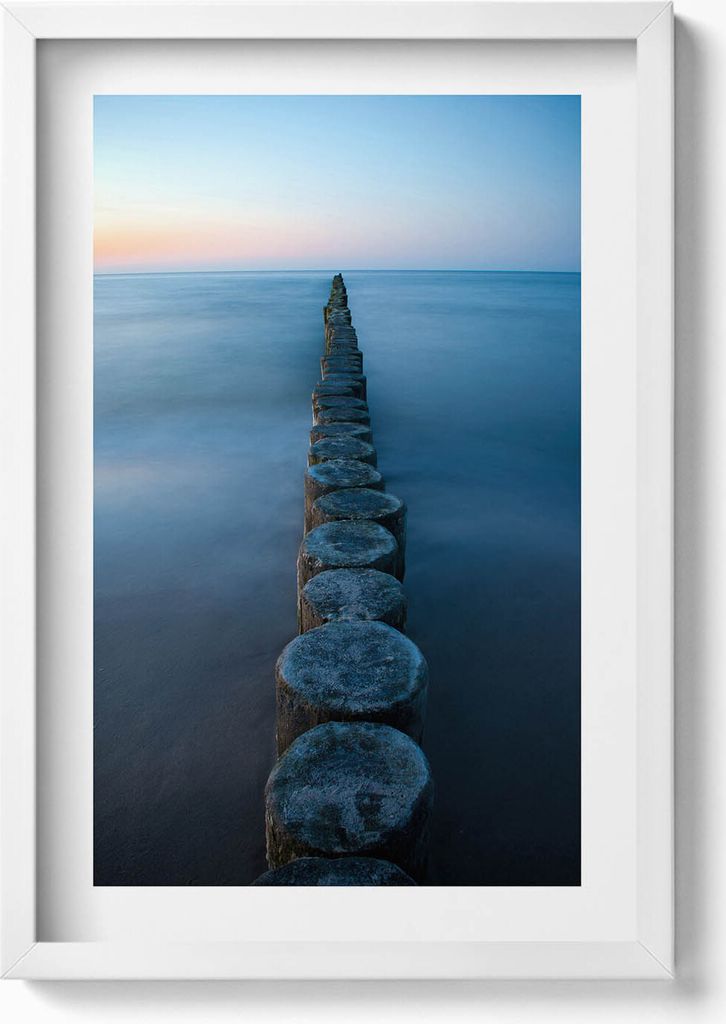 Holzpfähle im Meer– Wandbild mit Rahmen – Gerahmtes Bild – Wanddekoration – 40x60 cm – Weiß