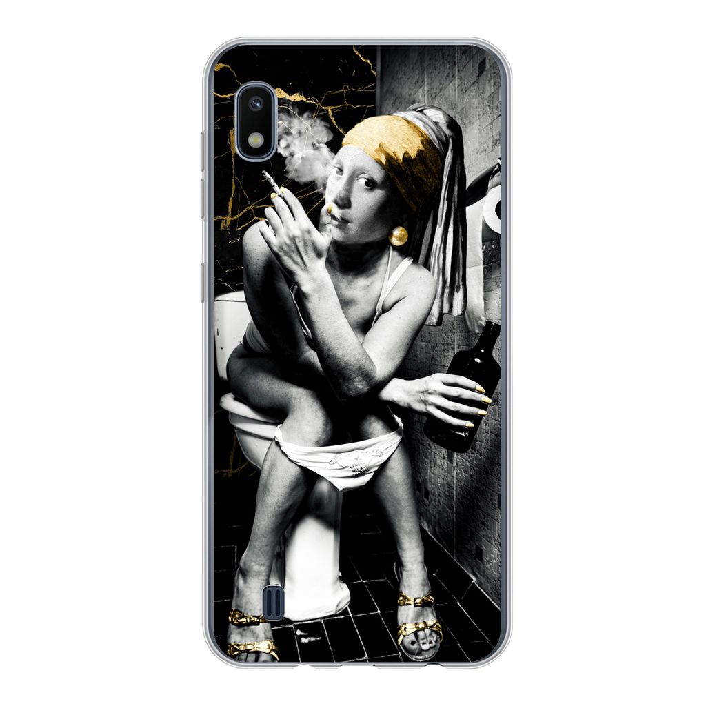 MuchoWow Handyhülle Schutzhülle Hülle für Samsung Galaxy A10 Marmoroptik - Mädchen mit Perlenohrring - Zigaretten - Toilette - Gold - Kunst ...