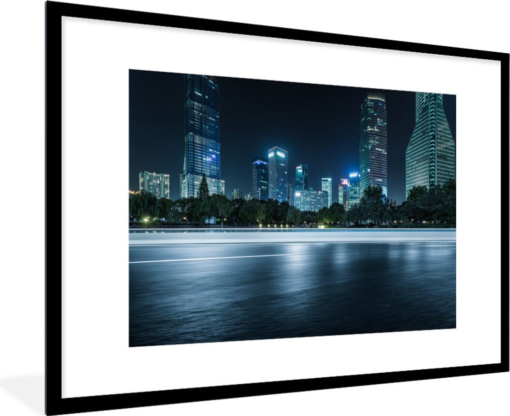 MuchoWow Gerahmtes Poster Beleuchtete Wolkenkratzer in der Nacht von Shanghai 90x60 cm - Poster mit Schwarzem Bilderrahmen Wandposter Rahmen Foto...