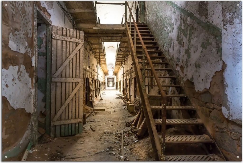 Wallario Outdoor-Poster für Garten oder Balkon, Motiv Leuchtender Gang in altem verlassenen Gefängnis, in ca. 61 x 91,50 cm