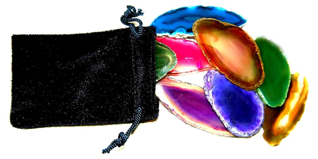 Achtfarbige Achatscheiben in einem eleganten Samtbeutel