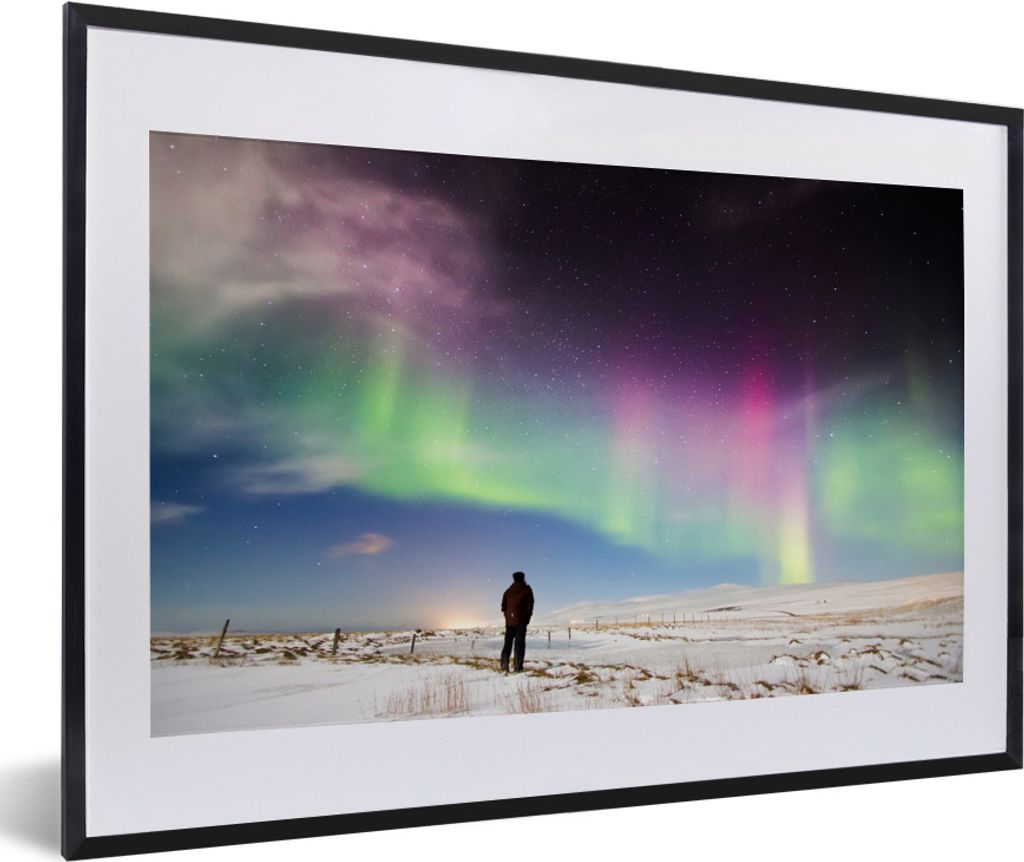 MuchoWow MuchoWow Gerahmtes Poster Ein Mann betrachtet das Polarlicht im Norden von Island 60x40 cm - Poster mit zchwarzem Bilderrahmen - Schla...