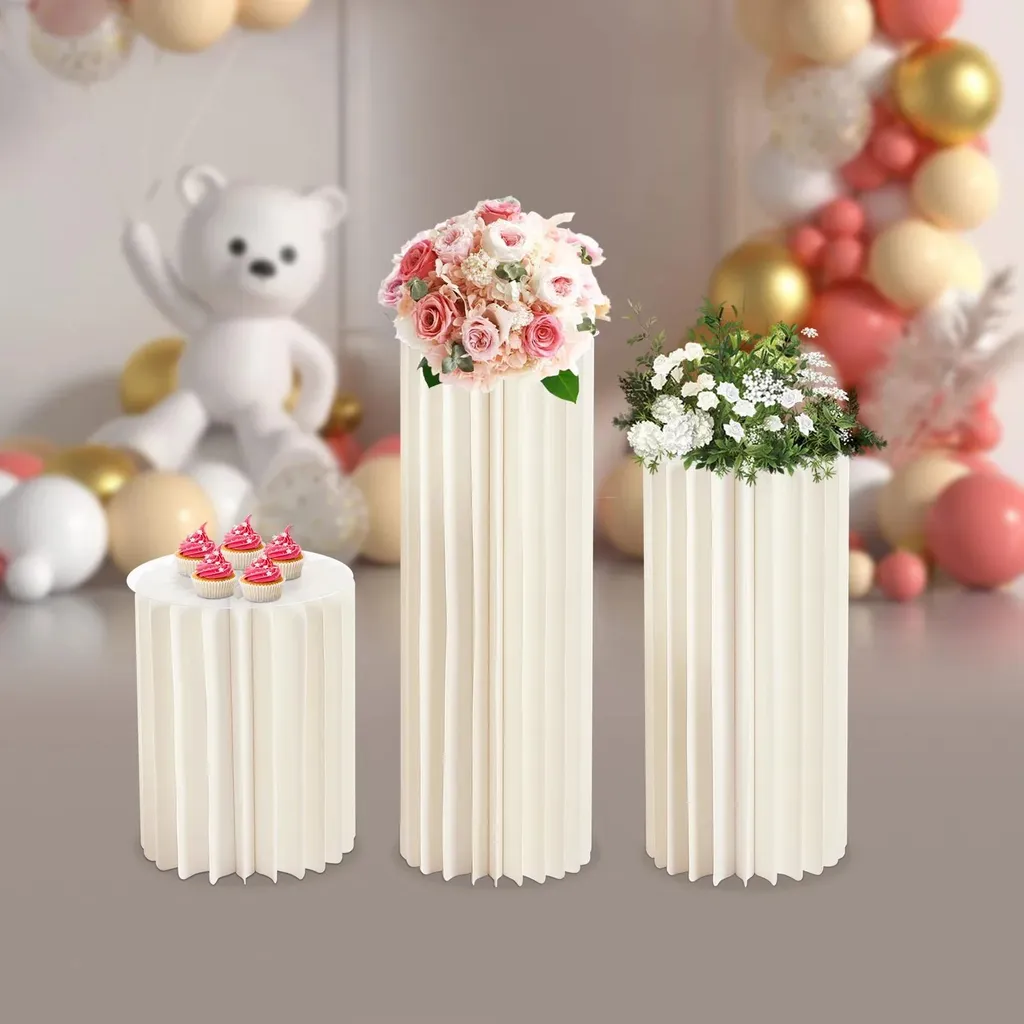 Colonnes décoratives pliables en papier blanc pour réception de mariage