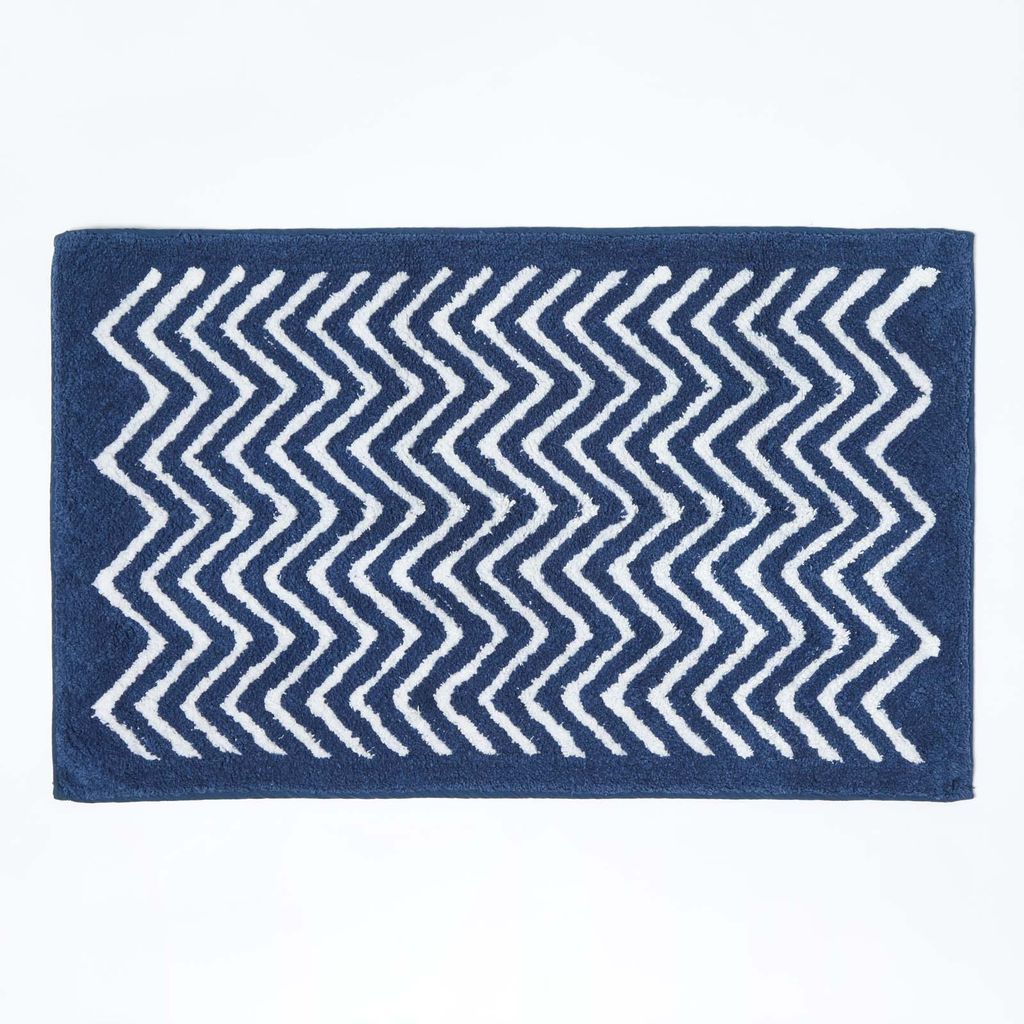 HOMESCAPES Rutschfeste Badematte mit Chevron Muster 100% Baumwolle, dunkelblau und weiß