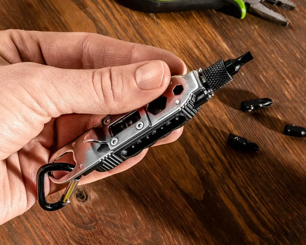 Multitool pour hommes - Porte-clés robuste avec 7 outils intégrés - 5