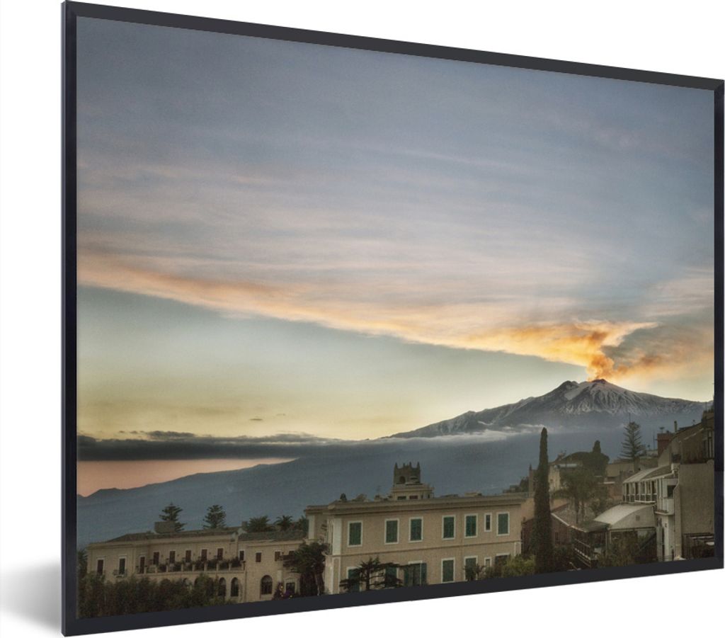 MuchoWow Gerahmtes Poster Blick auf den Ätna von der Stadt Taormina in Italien 80x60 cm - Poster mit Schwarzem Bilderrahmen Wandposter Rahmen Fo...