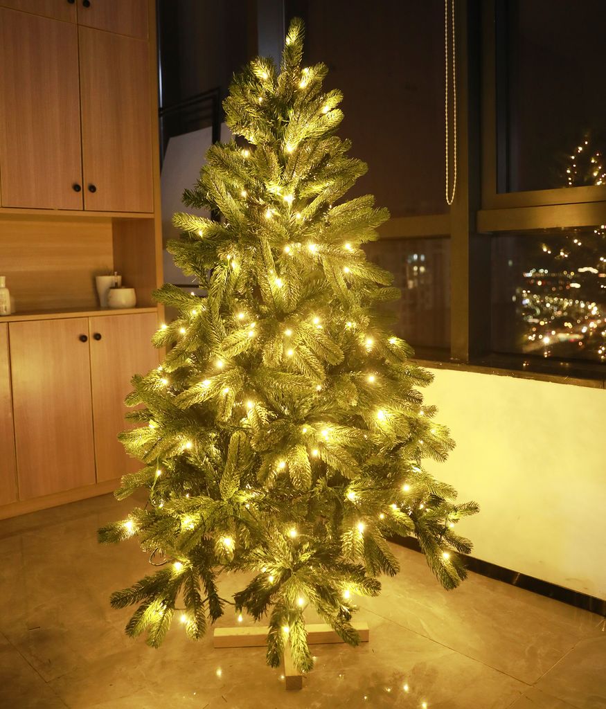 Künstliche Weihnachtsbäume PE mit Holzständer  Kaufland.de