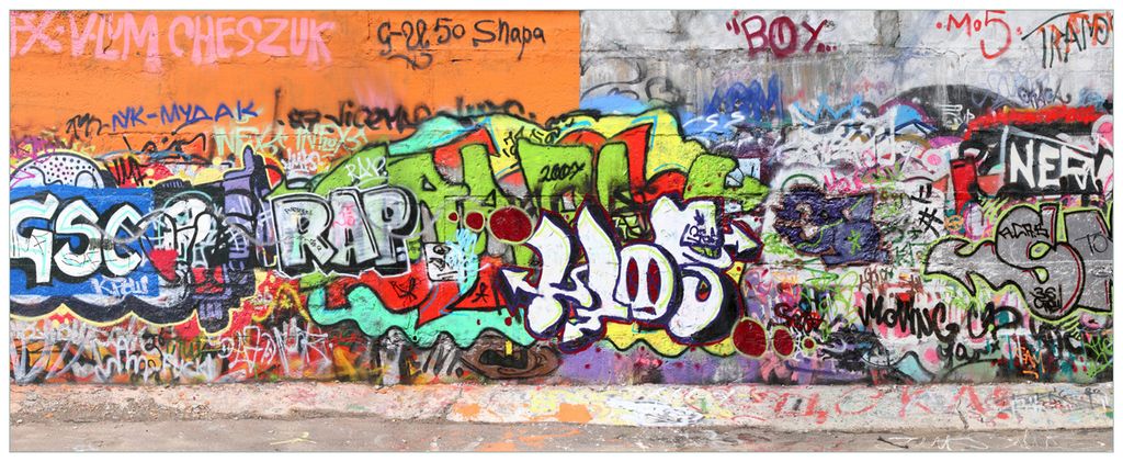 Wallario Premium Glasbild, freischwebende Optik, kräftige Farben, Größe 80 x 32 cm Motiv RAP-Graffiti- Wand mit verschiedenen Tags