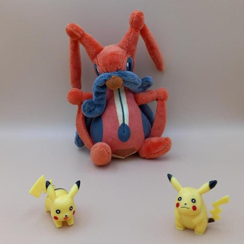 Pokemon Zirpeise Kuscheltier - 16 cm Plüschtier Kricketune