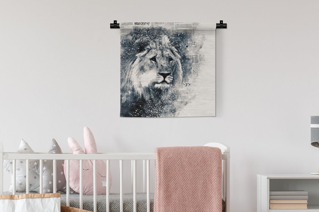 MuchoWow Wandteppich Wandbehang Löwe - Zeitung - Blau 60x60 cm Tapisserie Dekoration Wandtuch - Dekorationen - Wand Decke
