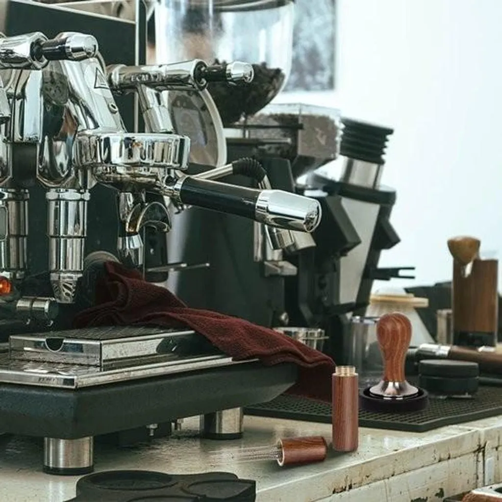 Set di tappi per caffè, accessori per baristi, con tappo per caffè espresso 53/54 mm, agitatore per caffè espresso, lattiera da 350 ml, tappetino per tappi, asciugamano per baristi, penna per latte art e 16 stencil decorativi - 2