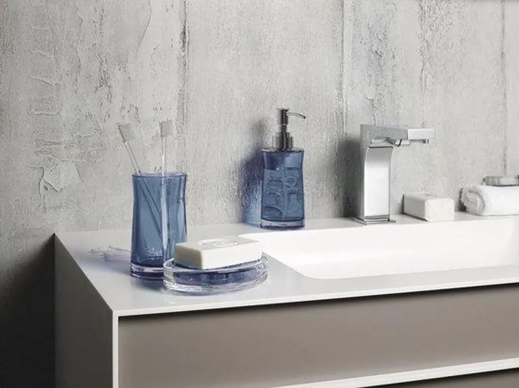 Brosse de toilettes blanche pour salle de bain moderne et hygiène parfaite