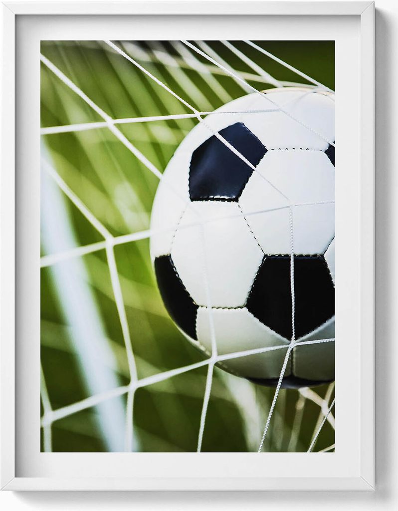 Ball im Tor– Wandbild mit Rahmen – Gerahmtes Bild – Wanddekoration – 60x80 cm – Weiß Rahmen