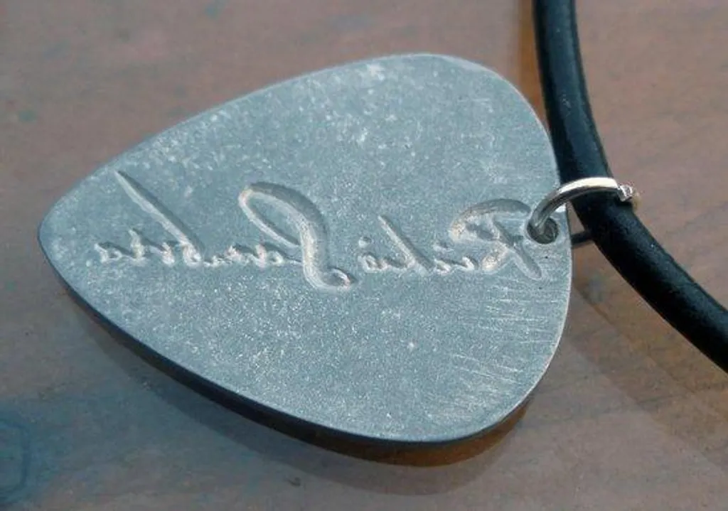 Pendentif Médiator Bon Jovi en Zamak Argenté et Cordon Cuir de 48cm