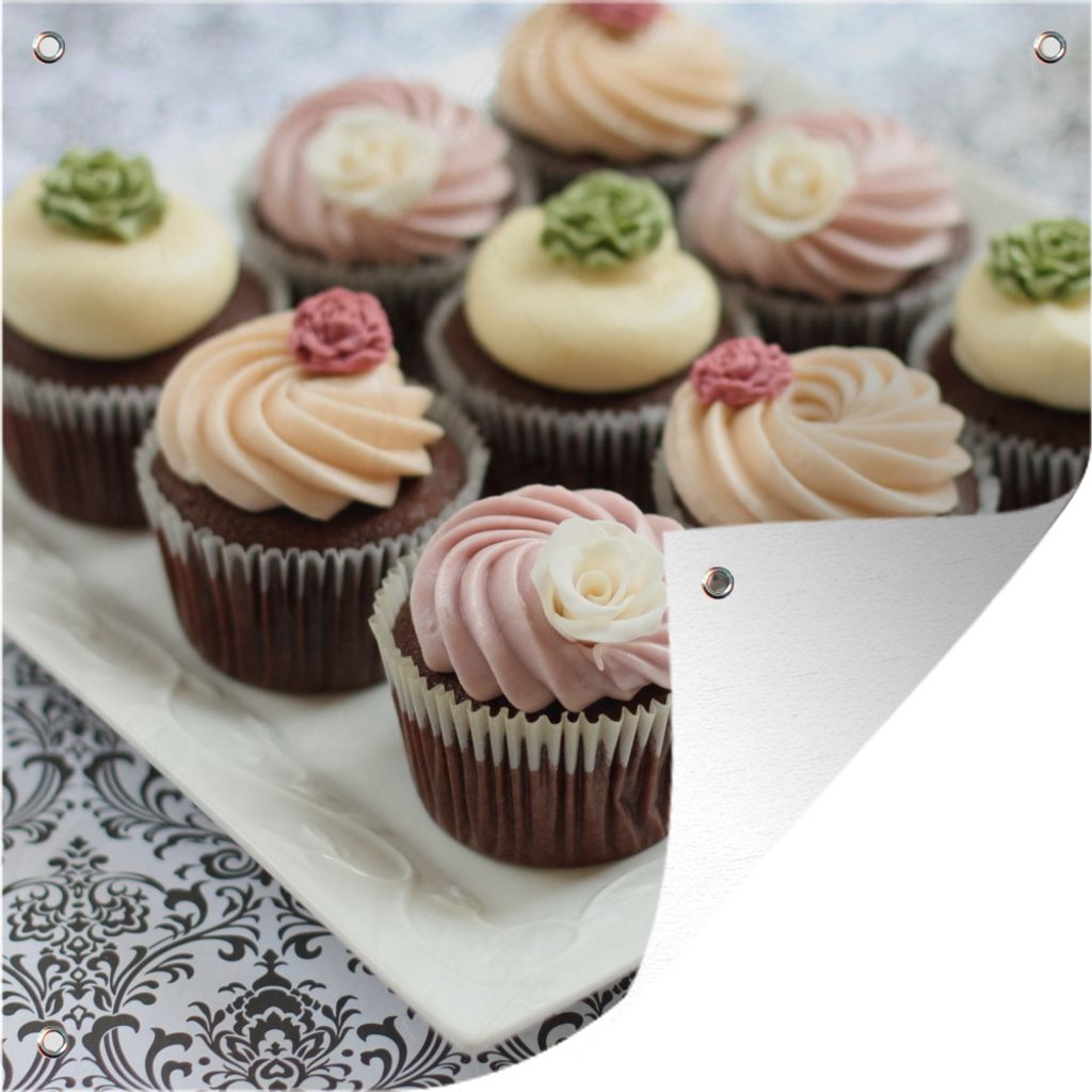 MuchoWow 50x50 cm Outdoor-Poster Gartendeko Sichtschutz Garten Poster für den Garten Ein Teller mit Schokoladen-Cupcakes mit Zuckerguss
