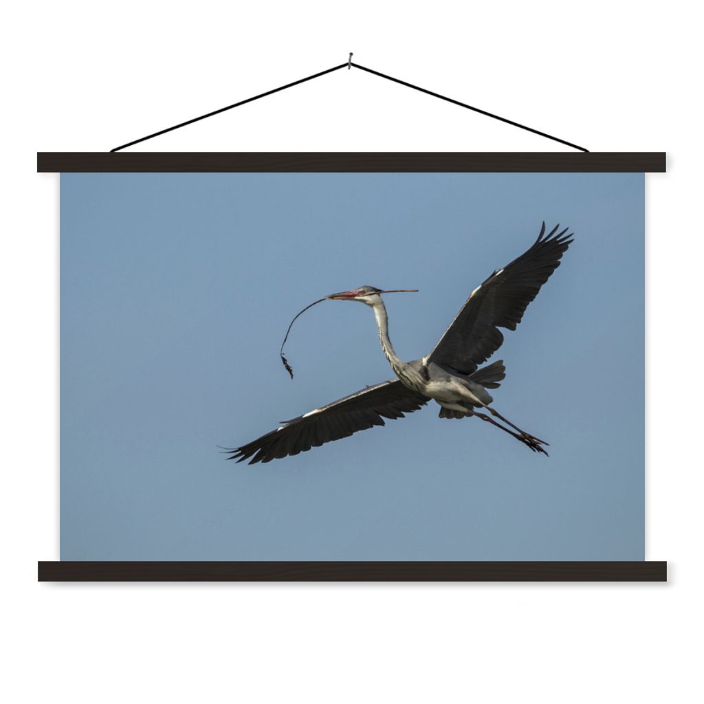 MuchoWow Textilposter Ein Reiher mit einem Schilfrohr im Schnabel in der Camargue 60x40 cm mit schwarzem Rahmen - Hölzernes