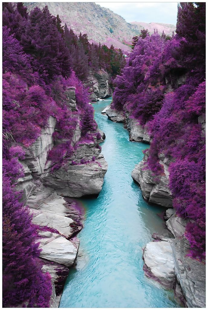 Wallario Premium Glasbild, freischwebende Optik, kräftige Farben, Größe 90 x 60 cm Motiv Fluss in lilafarbener Schlucht
