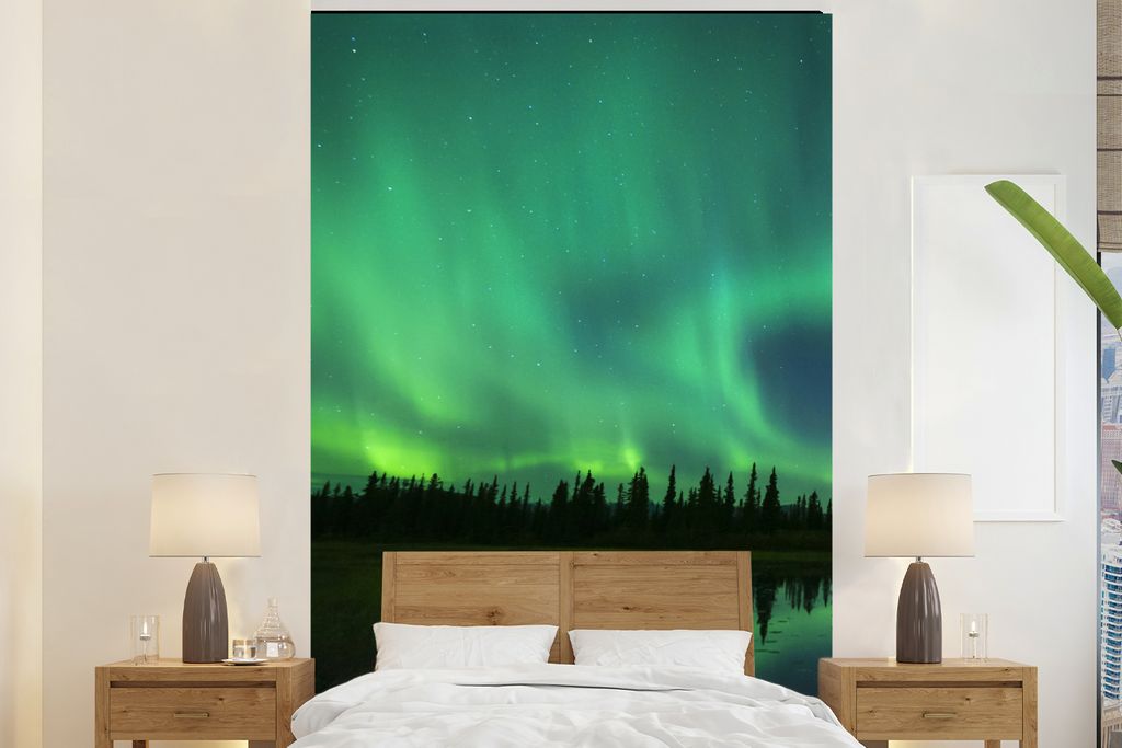MuchoWow Fototapete für Wohnzimmer oder Schlafzimmer Wandtapete Vinyl Motivtapete Nordlicht - Bäume - Wasser - Alaska - 155x240 cm - Tapete