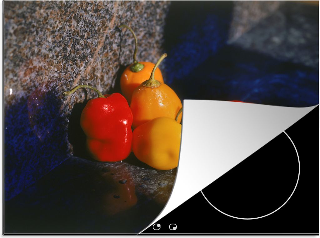 KitchenYeah Herdabdeckplatte Cascabel-Chili-Schoten auf Stein , 57x51cm, Küche Deko, Glaskeramikfeld Herdabdeckung, Abdeckplatte fùr Kochfeld