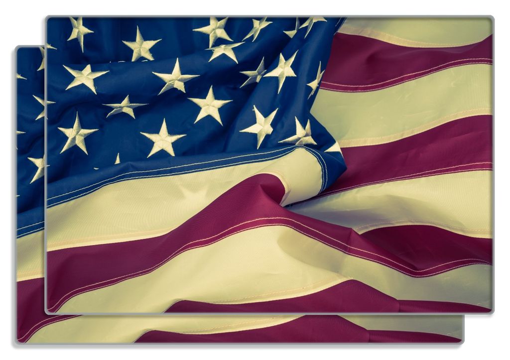 Wallario Frühstücksbrettchen 2er Set aus Glas, je 20 x 30 cm, mit rutschfesten Füßen, Motiv Amerikanische Flagge im Wind