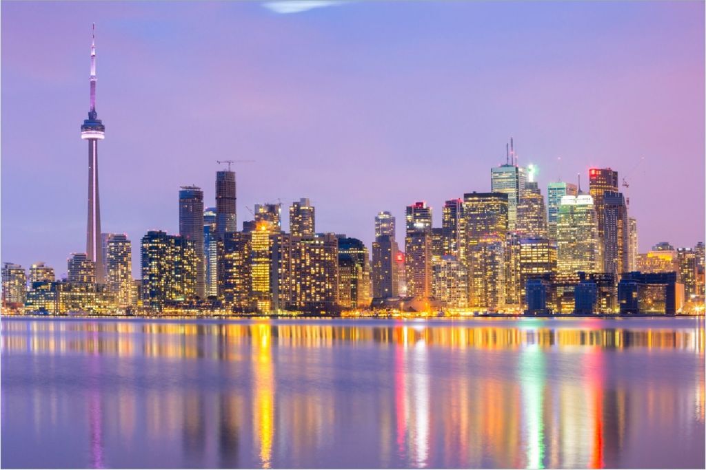 Wallario Poster - Toronto Skyline - Kanada am Abend, Kunstdruck Größe: 100 x 150 cm