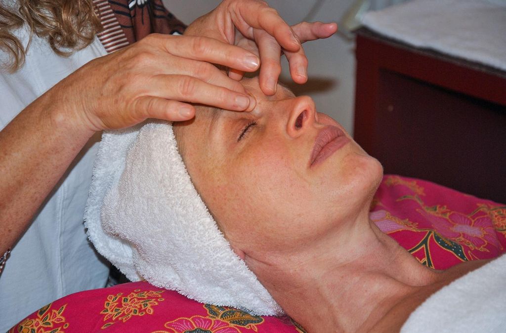 Jochen Schweizer Beautyanwendung mit Massage München (1,5 Std.); Erlebnis verschenken oder selbst erleben; Der Gutschein ist gültig für 1 Person.