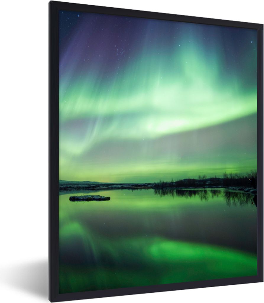 MuchoWow Gerahmtes Poster Nordlicht - See - Island - Grün - Wald - Schnee 60x80 cm - Poster mit Schwarzem Bilderrahmen Wandposter Rahmen Foto Bi...