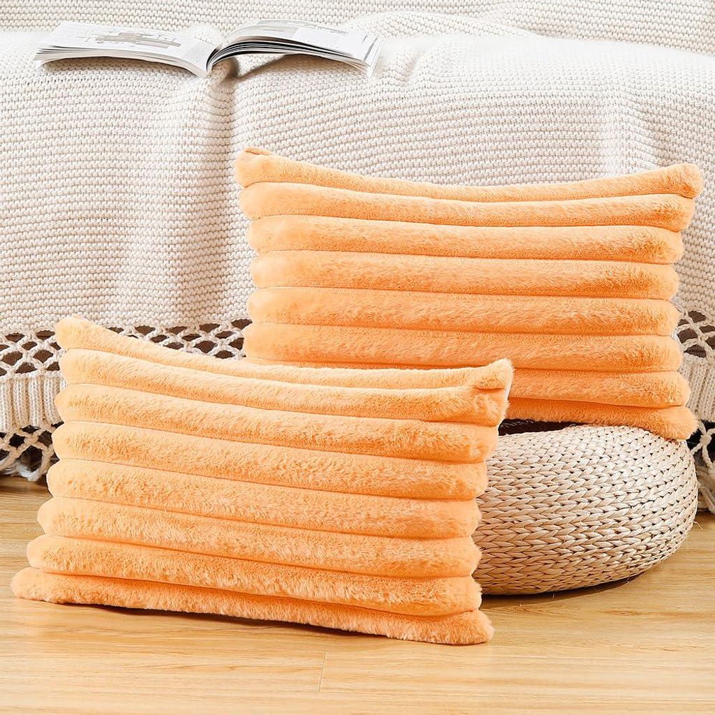 Set mit 2 dekorativen Kissenbezügen aus Kunstfell, flauschig und orange gestreift, 30 x 50 cm