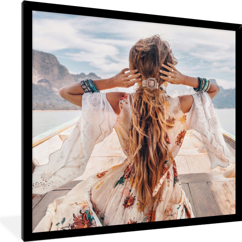 MuchoWow Gerahmtes Poster Frau - Boot - Norwegen - Weiß - Wasser - Bergen 40x40 cm - Poster mit Schwarzem Bilderrahmen Wandposter Rahmen Foto Bi...