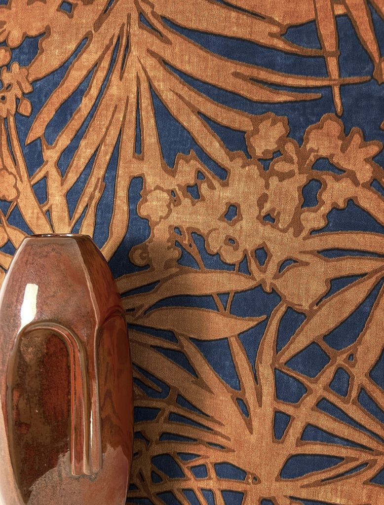 NEWROOM Tapete Blau Vliestapete Dschungel - Mustertapete Modern Petrol Braun Palmenblätter Blüten Blumentapete Tropisch Dschungeltapete