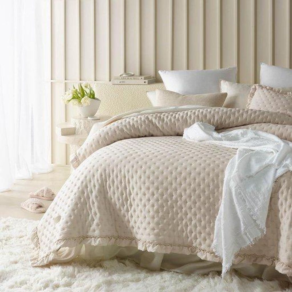 Famanu Sprei Elegante in Crème 220 x 240 cm - Vielseitige Wohndecke als Bett- oder Sofabedeckung