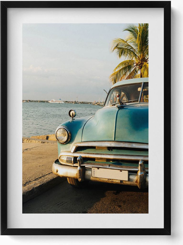 Blaues Auto am Meer– Wandbild mit Rahmen – Gerahmtes Bild – Wanddekoration – 50x70 cm – Schwarz Rahmen