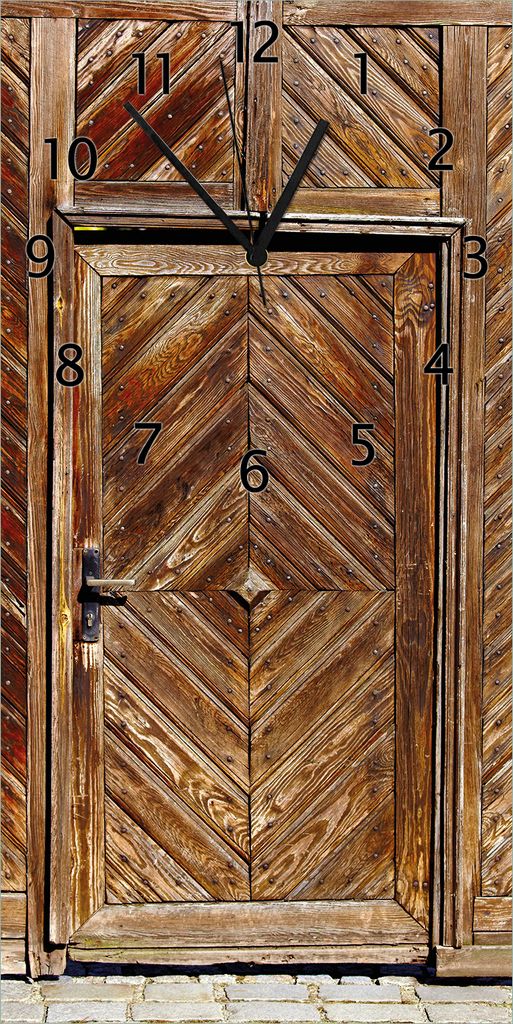 Wallario Design Wanduhr bedruckt, Größe 30 x 60 cm, Motiv: Alte Holztür mit diagonalem Muster