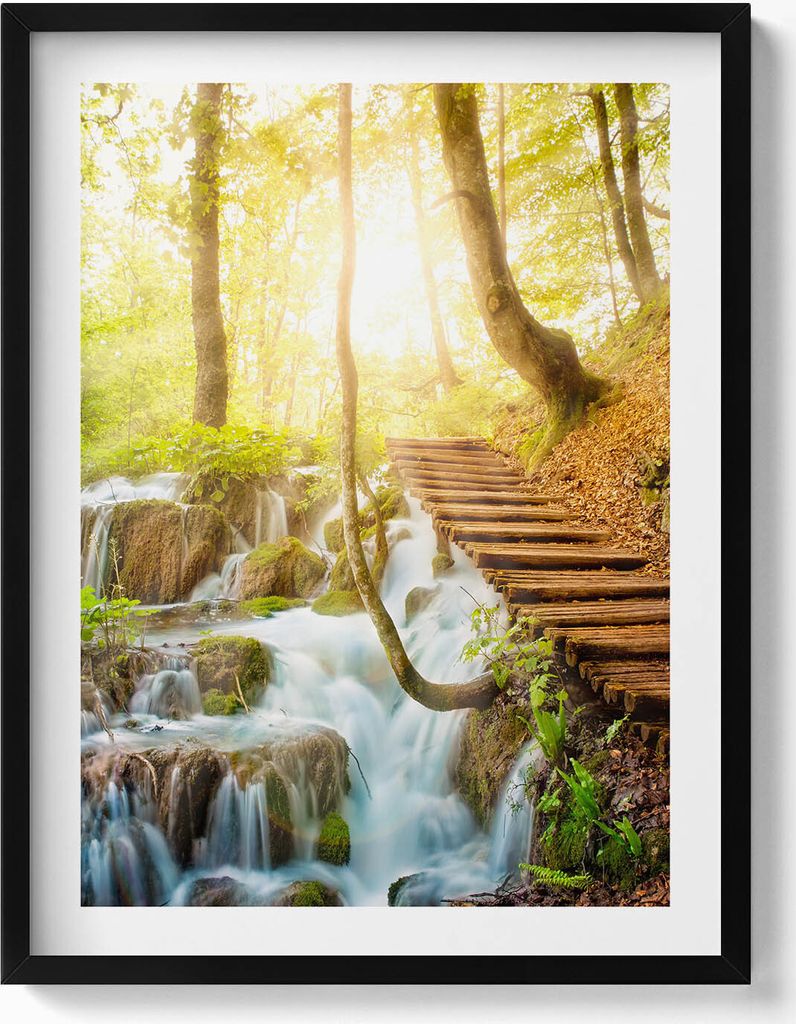 Bach und Treppe im Wald– Wandbild mit Rahmen – Gerahmtes Bild – Wanddekoration – 60x80 cm – Schwarz Rahmen