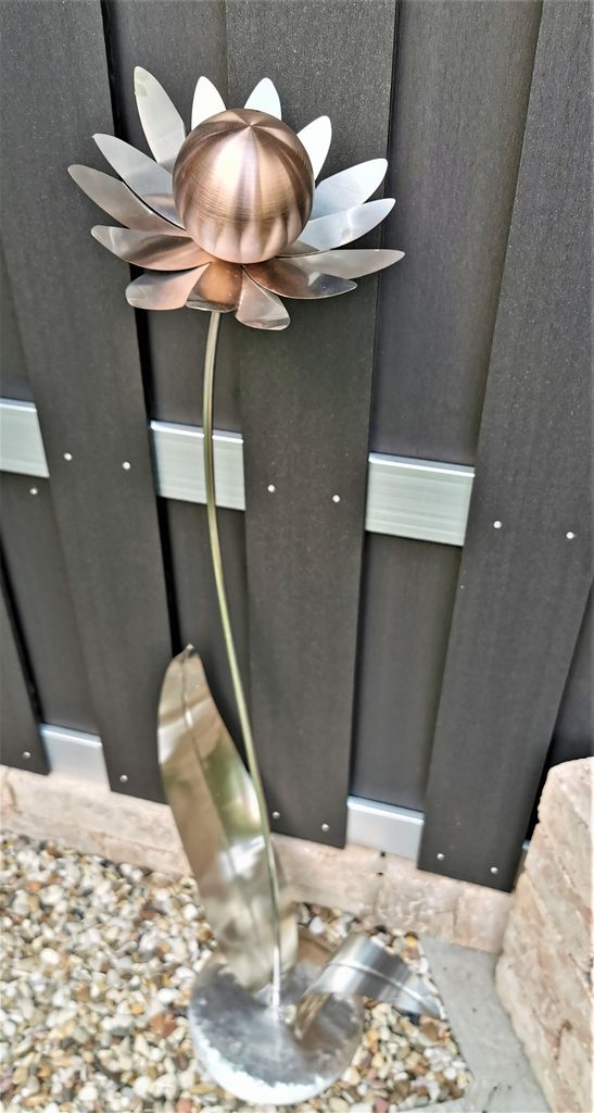 Skulptur Blume Palermo Edelstahl 120 cm mit Kugel in golden Produktbild 