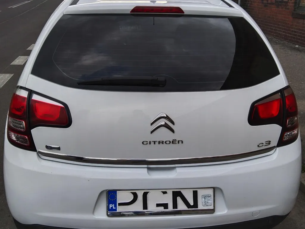 Accessoire de finition chrome 45 mm pour hayon de Citroën C3 II 08