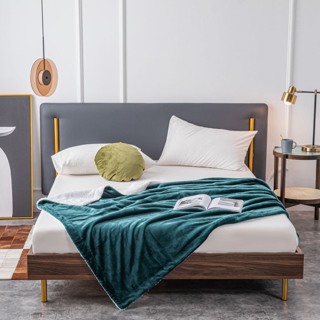Flauschige Kuscheldecke Sherpa Coral extra weich & warm Wohndecke Flanell Fleecedecke , Größe:150 cm x 200 cm, Farbe:Dunkelgrün