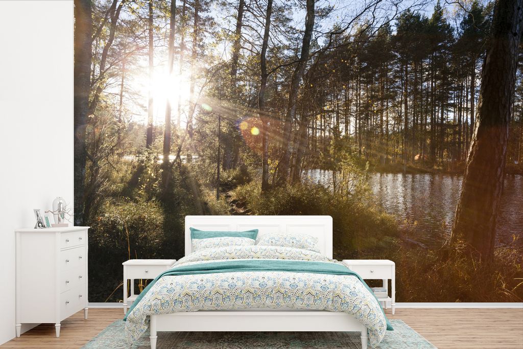 MuchoWow Fototapete für Wohnzimmer oder Schlafzimmer Wandtapete Vinyl Motivtapete Sonnenstrahlen, die durch die Bäume des Nuuksio-Nationalparks...