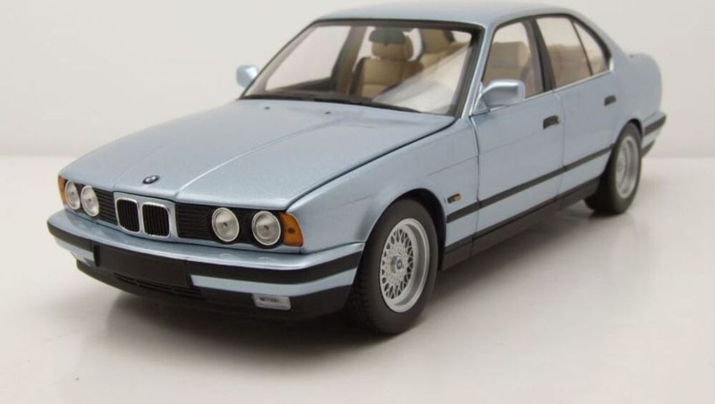 Minichamps 100024007 BMW 5er 535i E34 1988 hellblau metallic 1:18