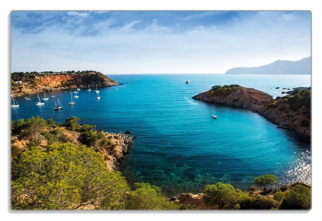 Wallario Frühstücksbrettchen aus Glas 20 x 30 cm mit rutschfesten Füßen, Motiv Ibiza - Blick von einer Bucht aufs Meer
