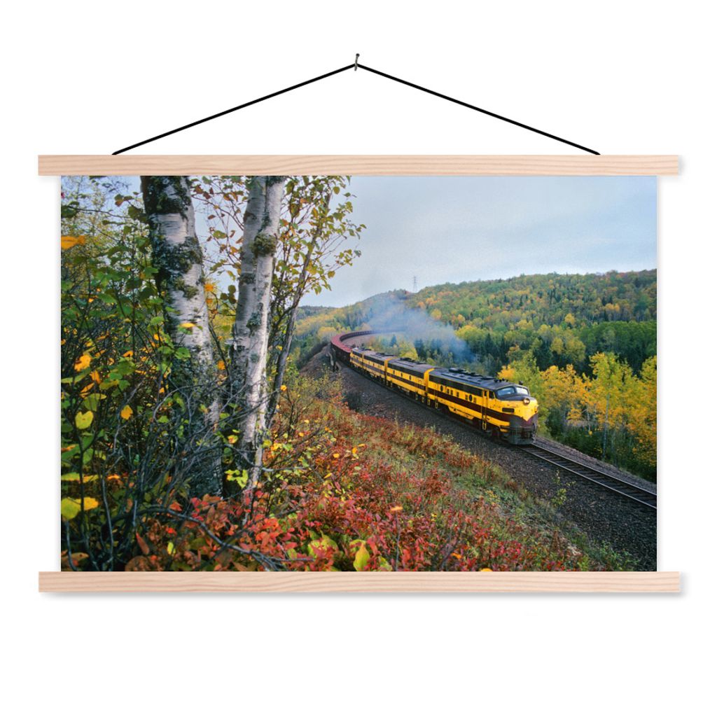 MuchoWow Textilposter Ein gelber Dampfzug in einer grünen Landschaft 60x40 cm mit holzfarbenen Rahmen - Bilder