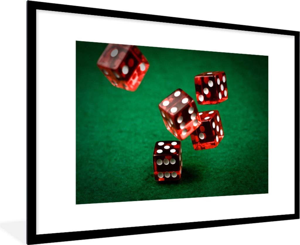 MuchoWow Gerahmtes Poster Rote Würfel fallen auf grünen Tisch 90x60 cm - Poster mit Schwarzem Bilderrahmen Wandposter Rahmen Foto Bilder - Wand...