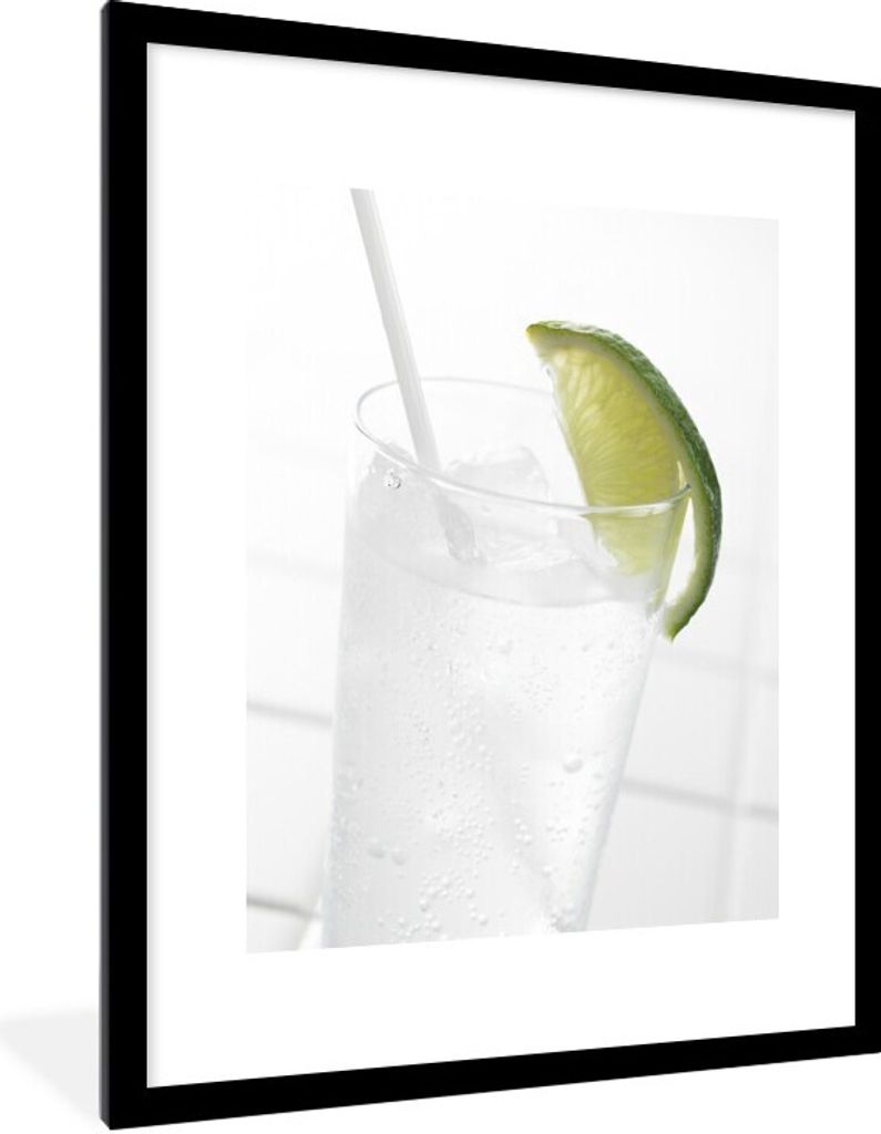 MuchoWow Gerahmtes Poster Ein Glas Gin und Limettenscheiben 60x80 cm - Poster mit Schwarzem Bilderrahmen Wandposter Rahmen Foto Bilder - Wohnzimm...