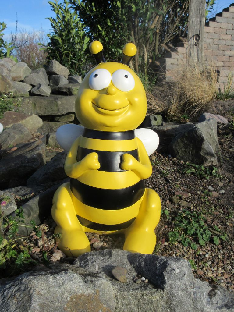 Gartenfigur Biene sitzend lustige Deko