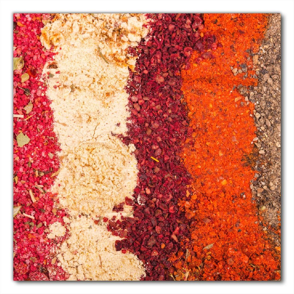 Wallario selbstklebende Möbelfolie/ Tischdecke für Innen und Außen, Größe: 50 x 50 cm - Bunte Gewürze in Streifen - Chili, Curry usw