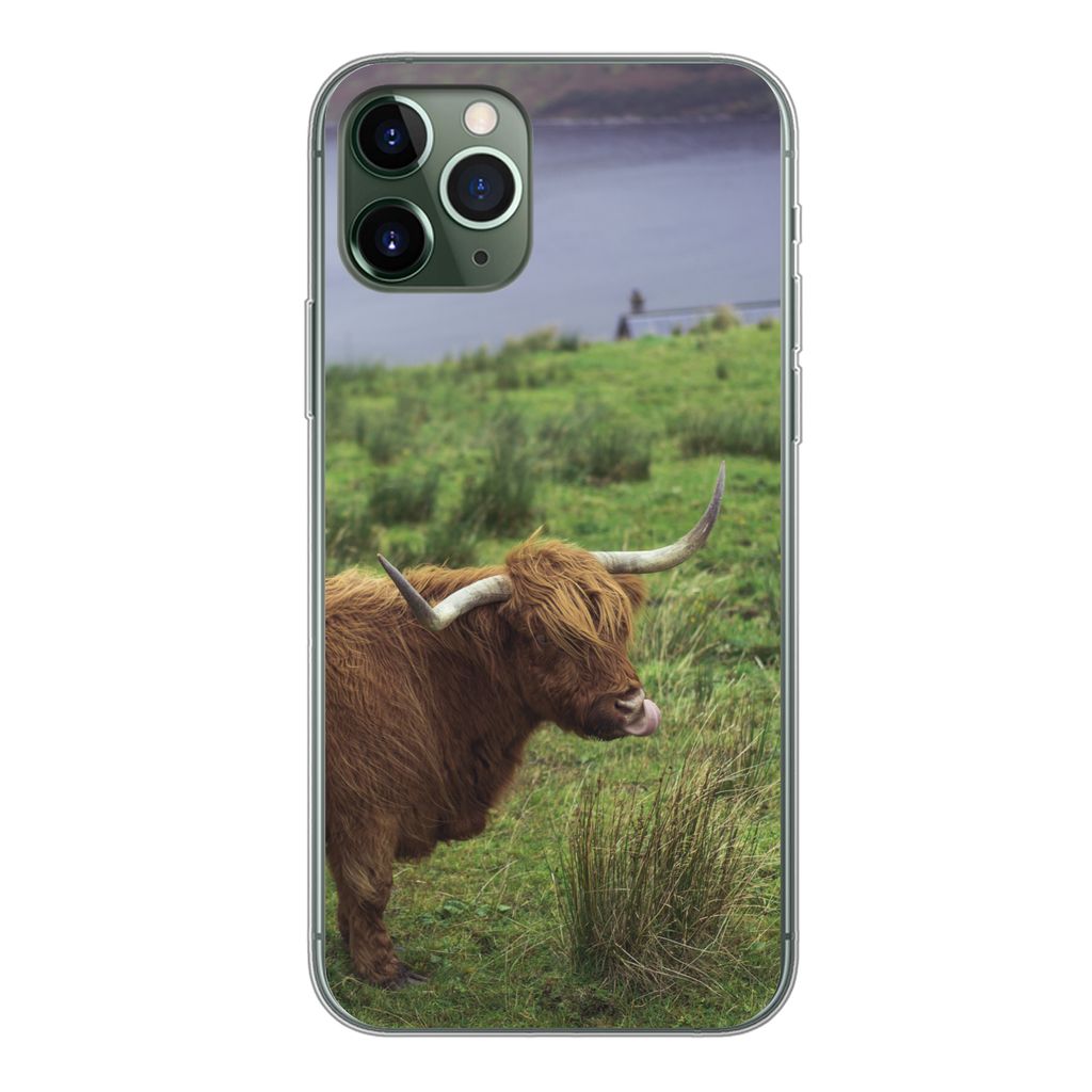 MuchoWow Handyhülle Schutzhülle Hülle für iPhone 11 Pro Schottische Highlander - Gras - Wasser - Tiere Silikon Softcase Handy Hülle - Handy