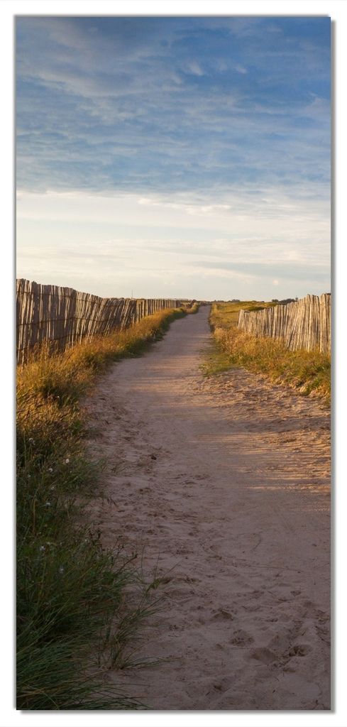 Wallario selbstklebende Türtapete 93 x 205 cm mit Schutzlaminat - Sandweg an einem Strand in Frankreich, Bretagne