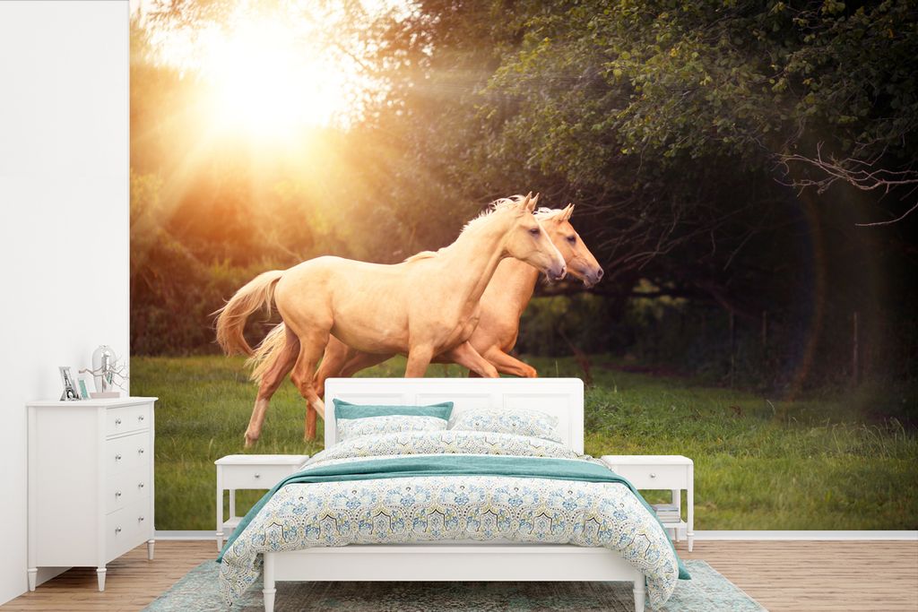 MuchoWow Fototapete für Wohnzimmer oder Schlafzimmer Wandtapete Vinyl Motivtapete Pferde - Wald - Sonne - 525x350 cm - Das Hintergrundbild
