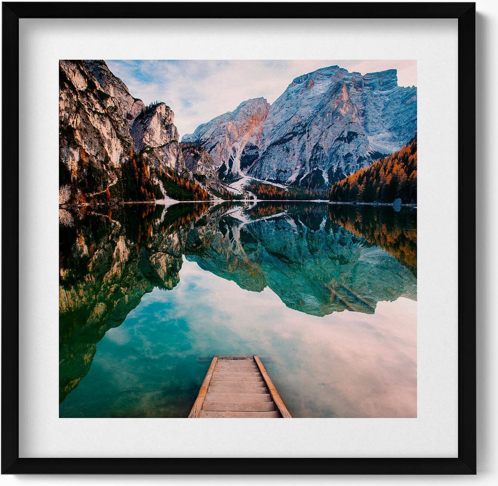 Bergblick auf See und Wald– Wandbild mit Rahmen – Gerahmtes Bild – Wanddekoration – 50x50 cm – Schwarz Rahmen