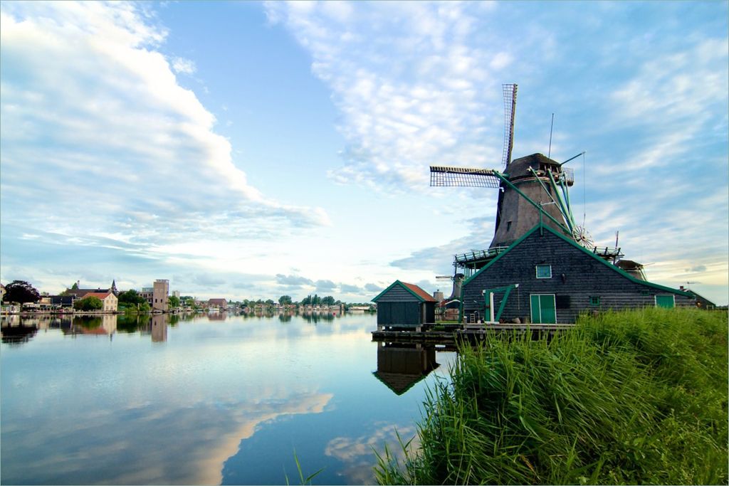 Wallario selbstklebendes Poster - Alte Windmühle an einem Fluss, Größe: 61 x 91,50 cm